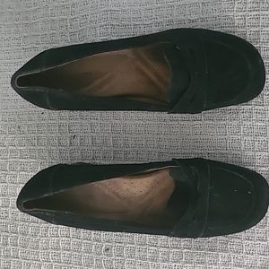 Naturalizer, like new, 2 inch heeled, rugged bottom, velvet shoes